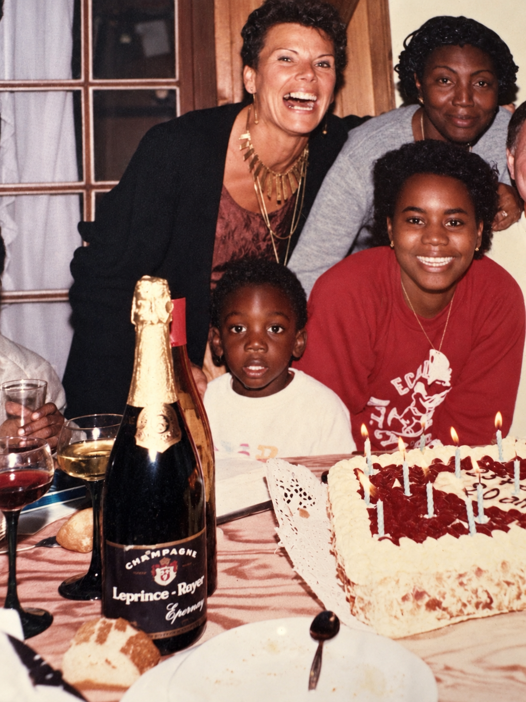 Une famille réunie autour d’un gâteau lors d’une fête